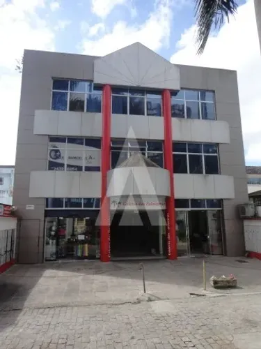 Sala comercial localizada no Centro de Joinville, possuindo 32,4 m².