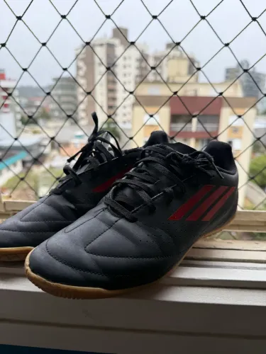 CHUTEIRA ADIDAS ? PRETA/VERMELHA