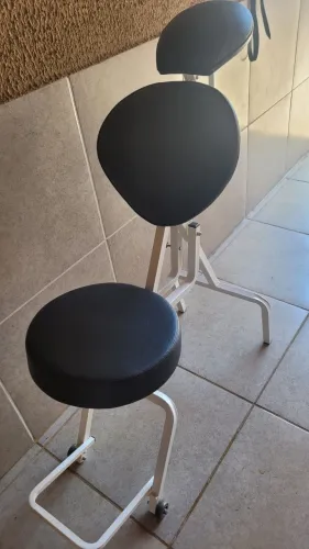 Cadeira Portátil para Maquiagem e Estética (Muito Conservada) - Dobrável e Leve