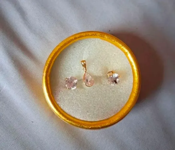 Vendo um conjunto de brincos e pingente de ouro com zircônia