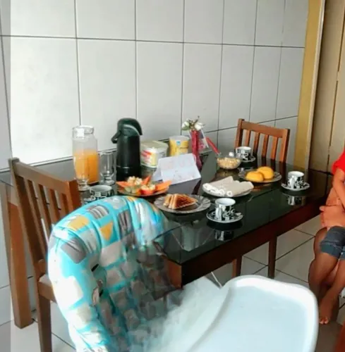 Mesa com tampa de vidro com 6 caadeiras