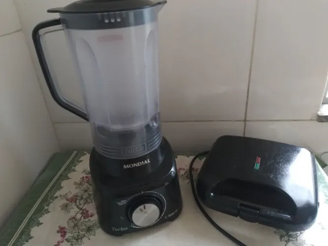 Liquidificador mondial e Sanduicheira por 100,em ótimo estado