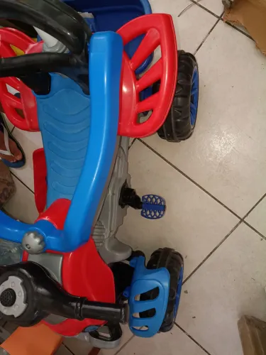Carrinho de bebê com pedal