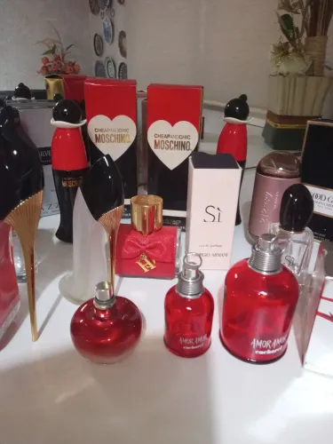 Frascos de perfumes importados originais (coleção).