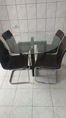 Linda Mesa de Jantar com Tampo de Vidro e 4 Cadeiras Estofadas em Couro