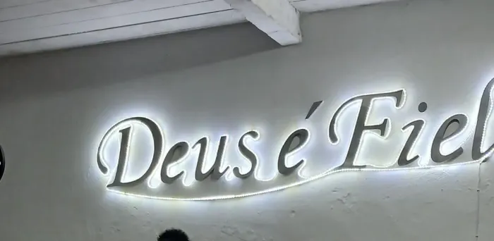 Letreiro DEUS E FIEL com lede
