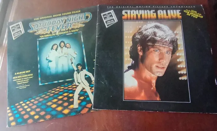 Discos de vinil Os embalos de sábado a noite e Staying Alive 
