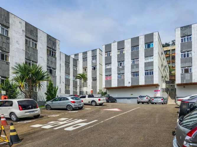 Apartamento reformado de 2 quartos para locação