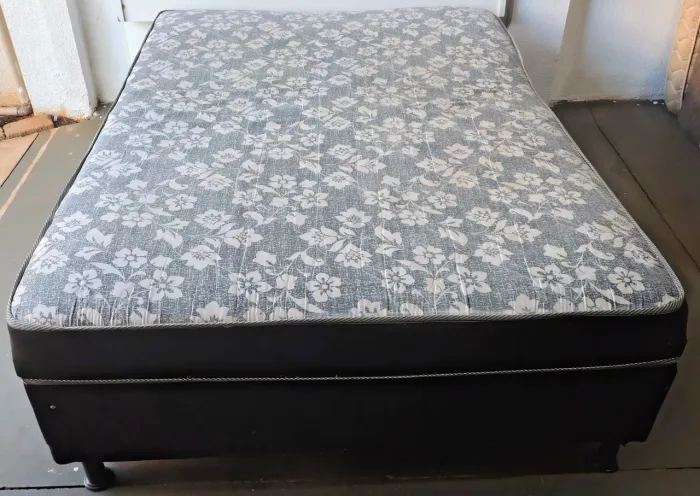 Cama box casal colchão grudado na base