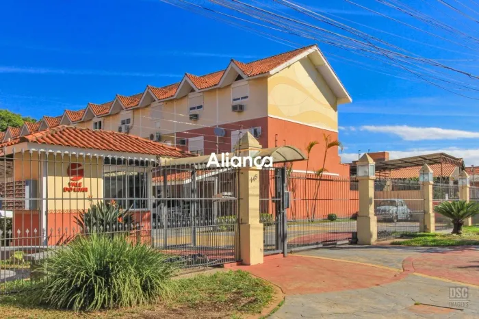 Casa em condomínio para alugar com 3 dormitórios, suíte e pátio privativo no bairro Camaqu