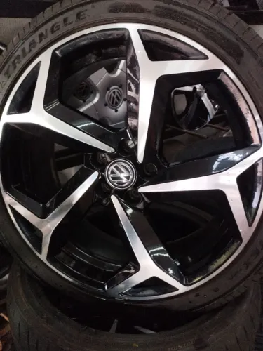 Roda esportiva aro 18 com pneu 225/40 18
