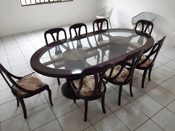 Mesa de madeira maciça e vidro, com 8 cadeiras estofadas