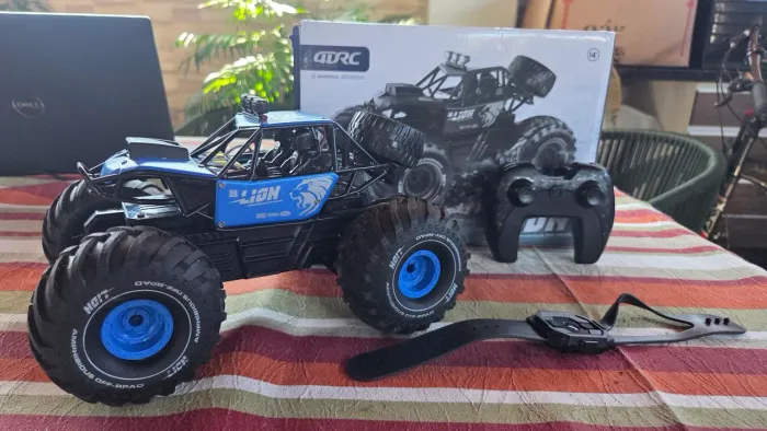 Carrinho Crawler RC Anfíbio 4WD À Prova D'água IPX7 com Câmera HD e Controle por Gestos.