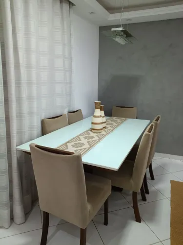 Mesa de vidro com 6 cadeiras. Pouco uso.