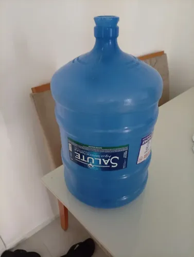 Três galões de água vasilhame 