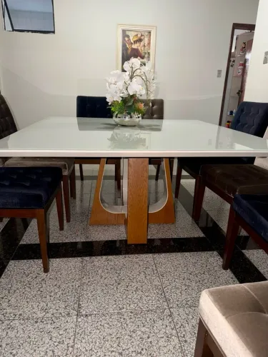 Mesa laca com pés detalhe em madeira 8 lugares