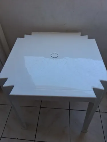 Mesa e cadeiras de plástico