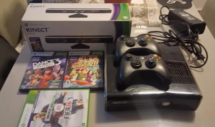 XBOX 360 com Kinect, jogos e dois controles