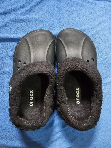 Crocs preto forrado