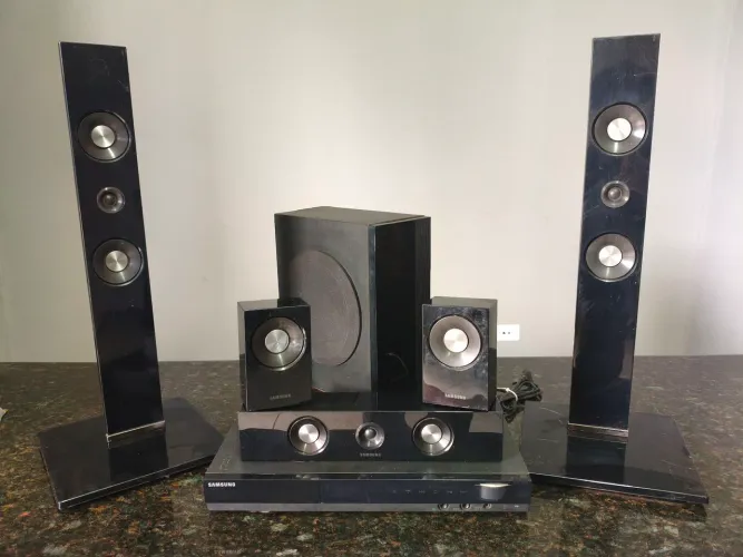 Home Theater Samsung 5.1 Canais com Caixas Torre - No Estado / Sem Cabos