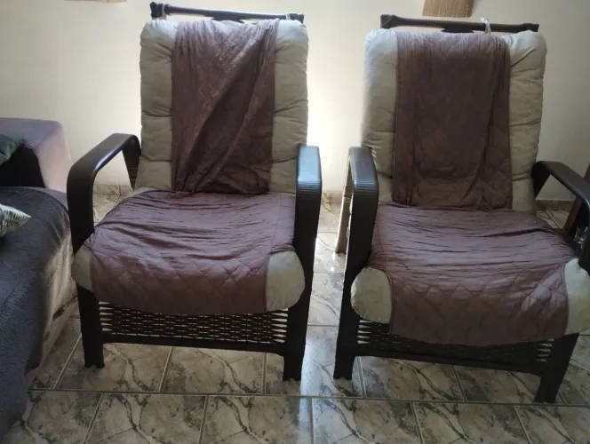 VENDO 2 CADEIRAS P/ SALA SEMI NOVAS