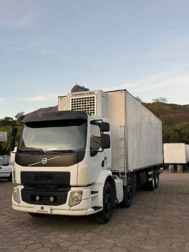 VOLVO VM 330 8x2 R COM BAÚ REFRIGERADO motor super II Thermo King e com Gancheiro.