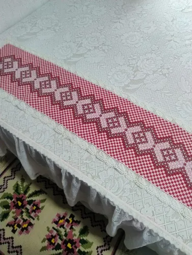 Caminho de mesa bordado antigo
