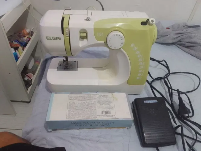 Vende-se máquina de costura