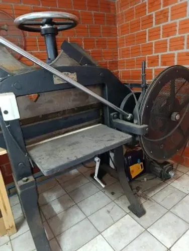 GUILHOTINA ELÉTRICA AUGUSTA - 69 CM