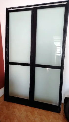 Duas portas de alumio preto 1,40m largura X 2,25m altura , esta completa
