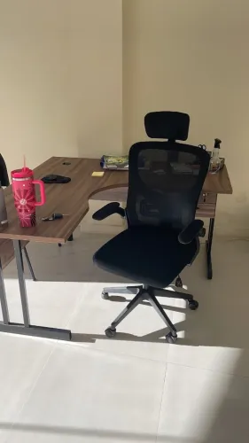 Mesa de escritório e cadeiras