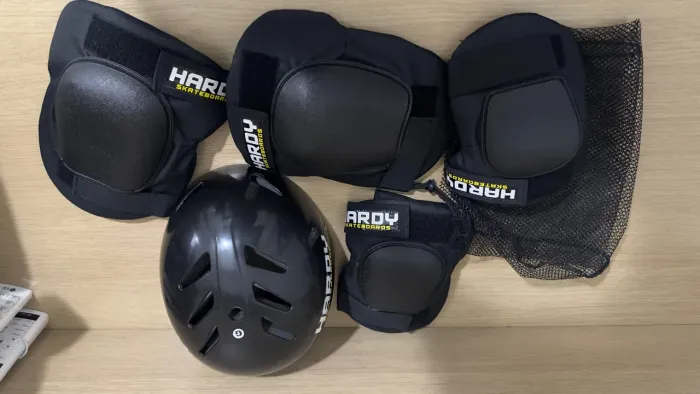 Kit Proteção Skate Hardy - Capacete, Joelheiras e Cotoveleiras