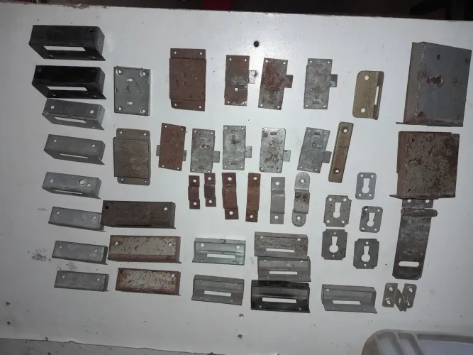 Lote com cadeados, fechaduras puchadores e peças para fechaduras e acessórios antigos
