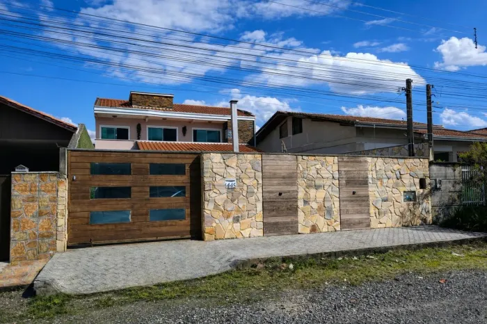 Sobrado com 2 casas independentes | Piscina | Jardim Iririú