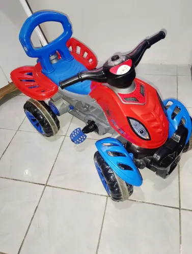 Quadriciclo infantil, do homem aranha. Semi novo.