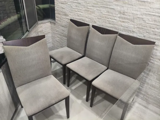 Vendo 4 Cadeiras de Mesa de jantar ( SÓ AS CADEIRAS)