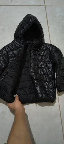 jaqueta acolchoada preta infantil com capuz (estilo puffer)