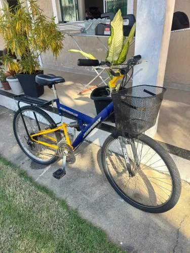 Bicicleta de 21 marcha com cestinha e garupa