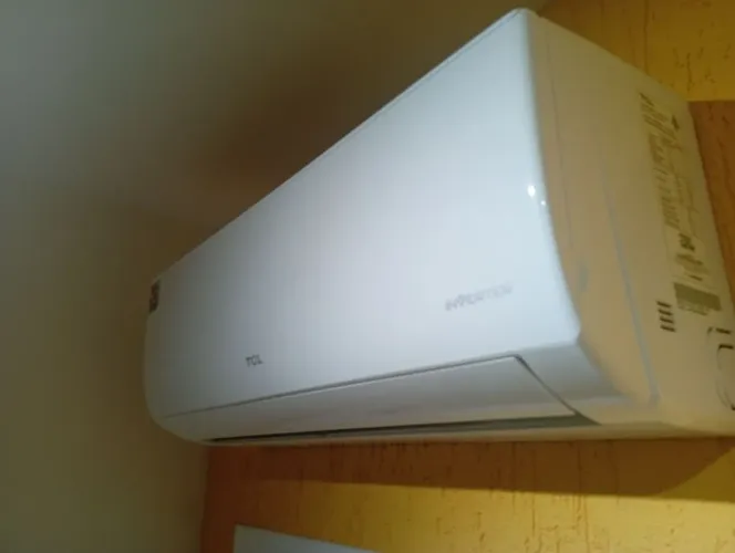CONDICIONADOR AR INVERTER TCL 9000 SF 220VTAC-09CSGV-INV BARRIL C 942118k4aa000413