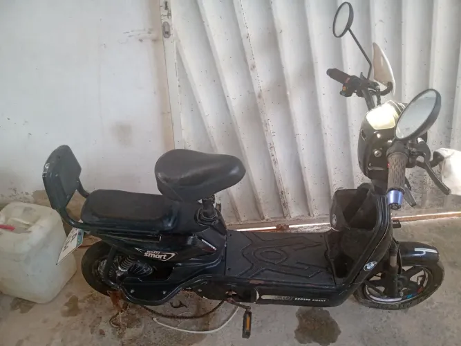 Moto elétrica semi nova