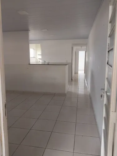 Alugo casa com garagem 