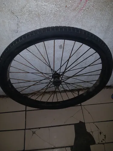 VENDO RODAGEM ARO 26 COM CUBO DE ROLAMENTO E PNEU SEMI-NOVO