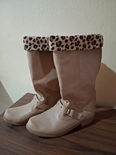 Botas de cor bege de couro sintético, com interior de camuça de oncinha (usado)