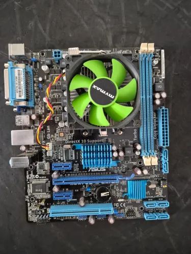 Placa-mãe com processador Quad Core /4GB RAM<br>