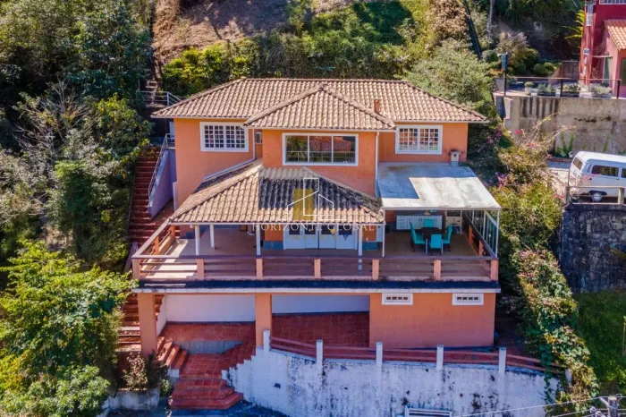 Casa em Condomínio em Itaipava com 3 Suítes e Lazer Completo