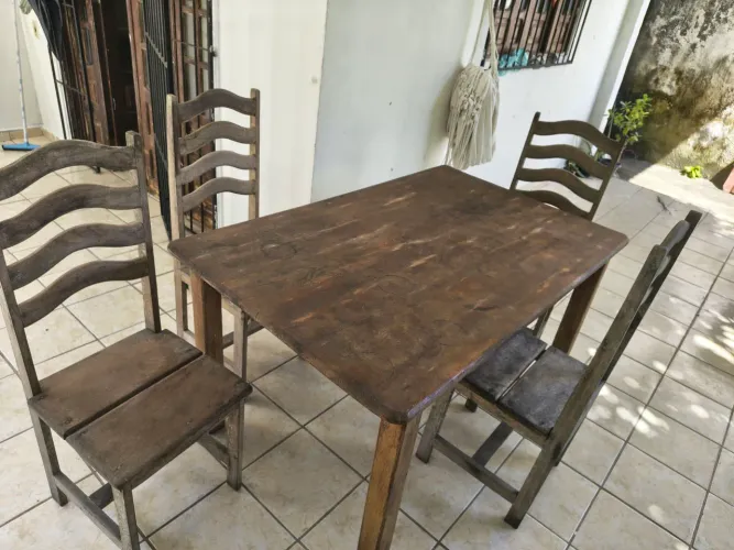 Mesa maciça de madeira