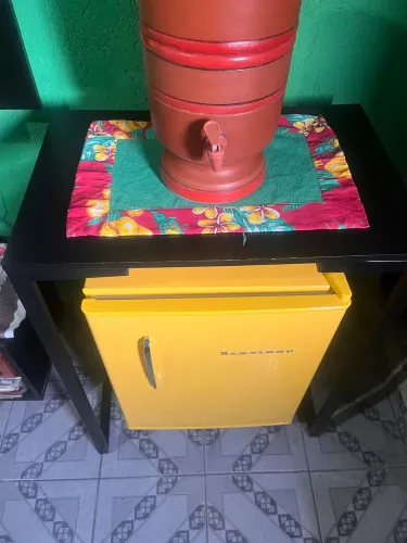 Frigobar Brastemp retrô amarelo