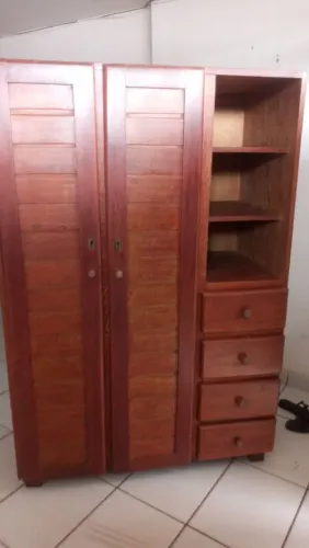 Guarda roupa de madeira pura