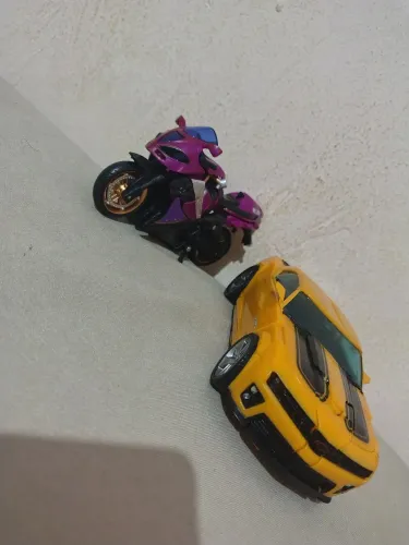 Lote Boneco transformers arcee e Bumblebee ler descrição 