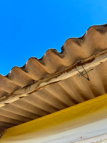 Material de desmontagem de galpão.
